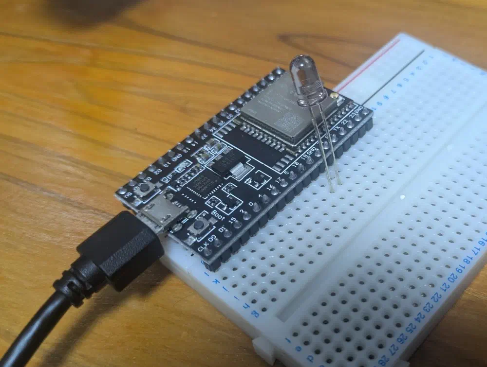 ESP32を使ってデバイス開発を始めた。まずはLチカする