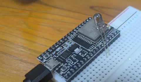 ESP32を使ってデバイス開発を始めた。まずはLチカする